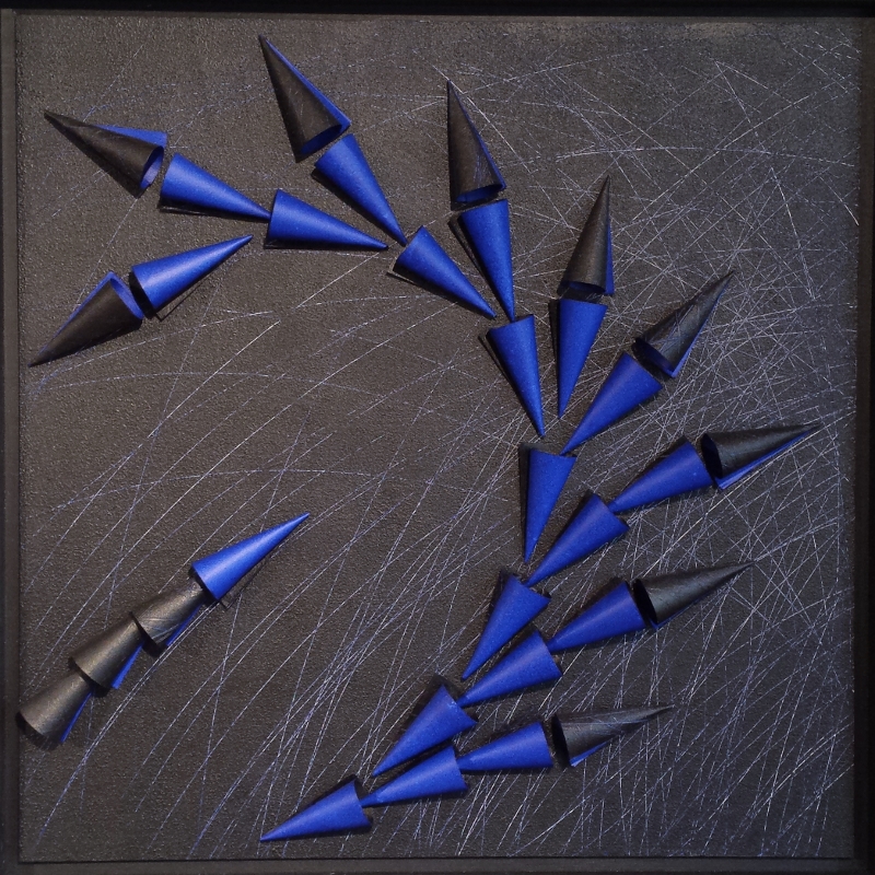 Kegel Schwarz-Blau:
Gebogenes Papier, 54*54 cm im Rahmen